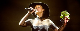 LIVE: Alicia Keys zazpívala v Praze hymnu New Yorku hned dvakrát