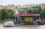 Emir Kusturica splnil Pražanům sen letní noci, vystoupil na Vltavě