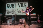 Kurt Vile se v Lucerna Music Baru schoval za své dlouhé vlasy