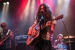 Kurt Vile se v Lucerna Music Baru schoval za své dlouhé vlasy