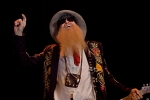 Lehké holky, auťáky, chlast a rokenrol: do Česka se vrátili ZZ Top