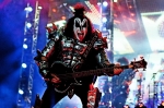 Vyplazené jazyky, lasery, krev: do Česka se vrátili Kiss