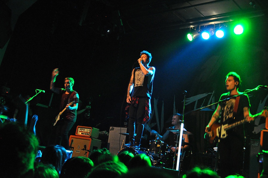 All Time Low v Praze: pop-punk, podprsenky i koňská hlava