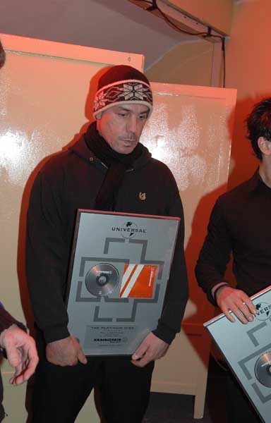 Rammstein převzali před pražským koncertem Zlatou desku za album Reise, Reise