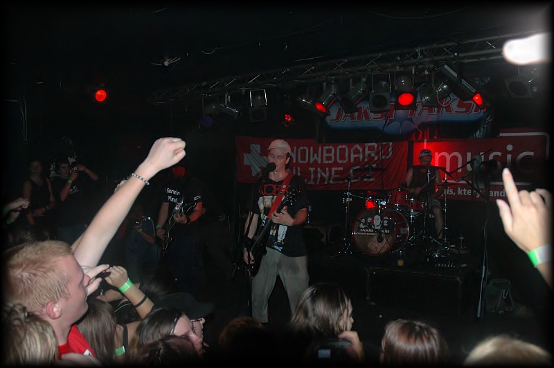 JAKSI TAKSI PANIKAŘILI V ROCK CAFÉ