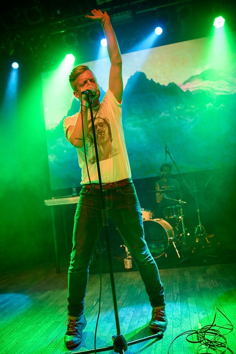 Astronautalis s kapelou v Lucerna Music Baru