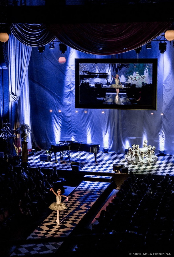 Bryan Adams zahrál v Obecním domě na charitativní přehlídce Terezy Maxové