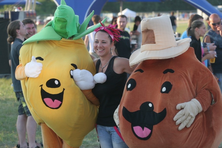 Cibula fest: Alphaville, Tři sestry, Chinaski i závody na mopedech