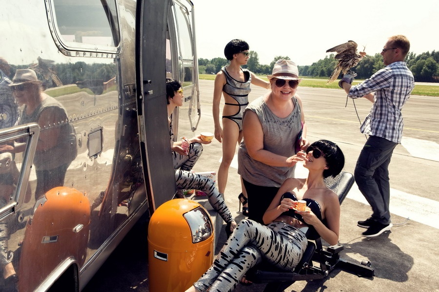 Dara Rolins v novém klipu opět létá vrtulníkem