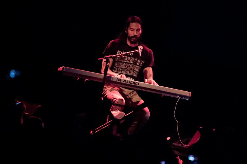 Everlast s kytarou zakončil narozeninový týden pražského klubu Roxy