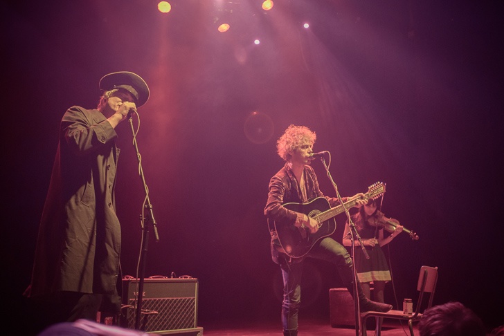 Floutek Pete Doherty přijel do Prahy. Zazpíval, opil se a skočil do publika