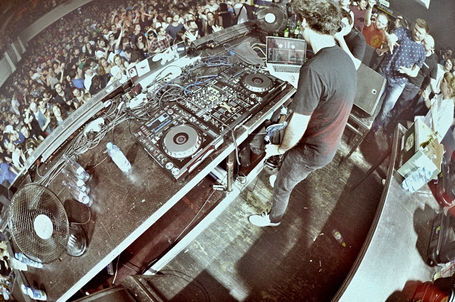 High Contrast předvedl v Roxy výbušný DnB set