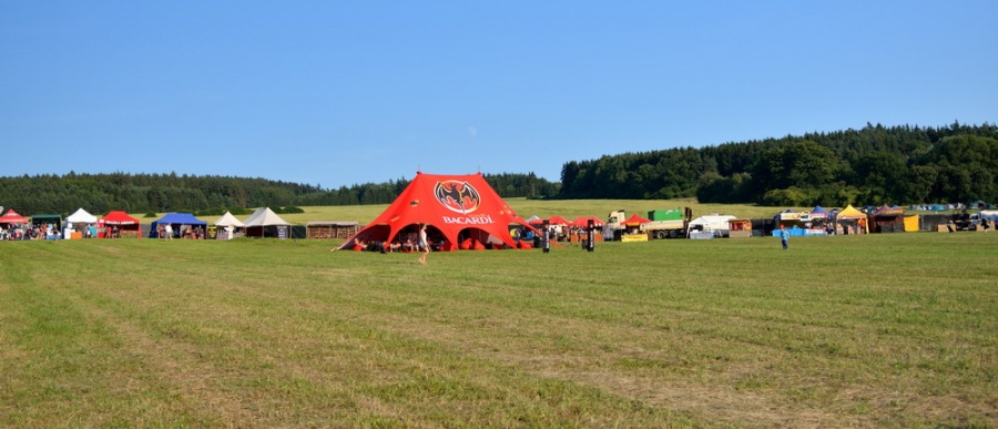 Hrady CZ na Švihově (I.): Zrní, Mig 21, Mňága a Žďorp a soutěž masek