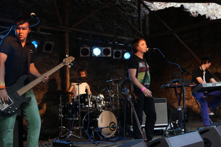 Hrady.cz - Točník: V pátek vystoupila Vypsaná fixa, UDG i Buty