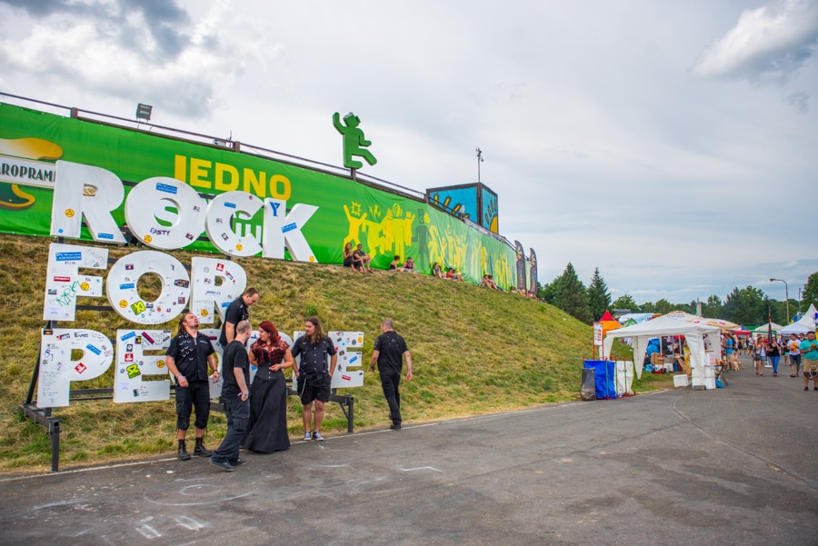 I závěrečný den Rock for People prozářilo slunce. Zářili i The Naked and Famous a Chase & Status