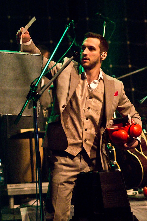 Kácení stromů, hity ze zpěvníku i žonglování: Vojta Dyk s B-Side Bandem v brněnském Sonu