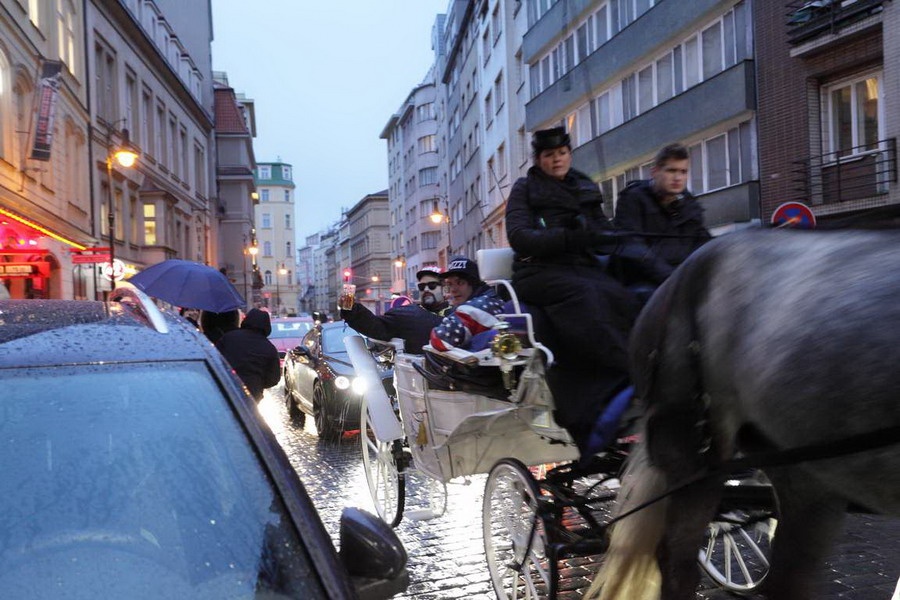 Kapitán Demo v Roxy dotáhl absurditu do dokonalosti