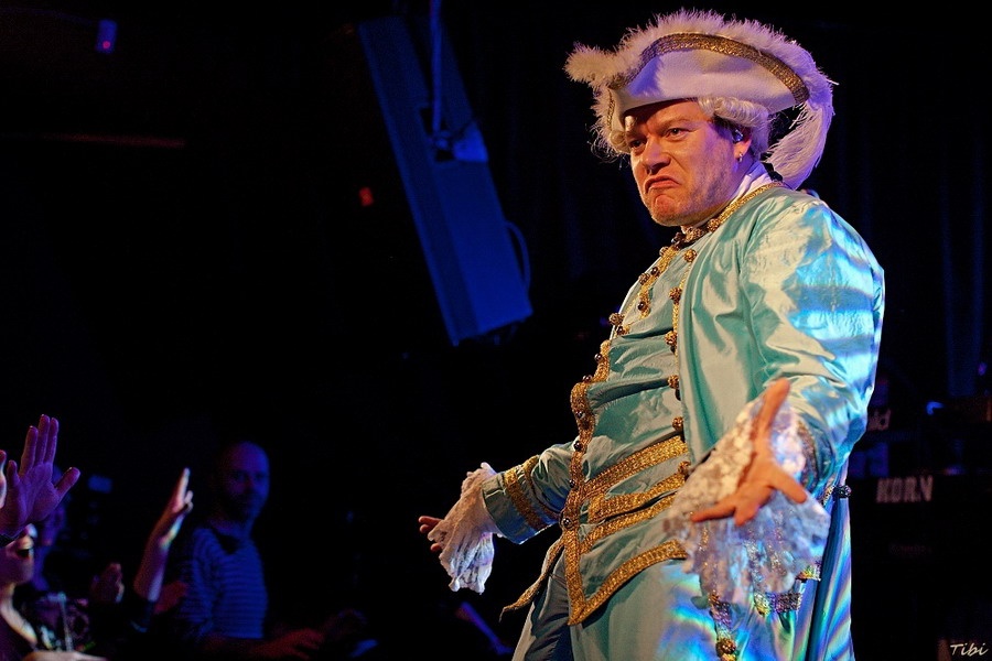 Šlechtic, zdravotní sestřička i nevěsta: Monkey Business oprášili kostýmy v Českých Budějovicích