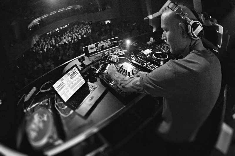 Legenda české scény DJ Tráva oslavil v Roxy padésátku