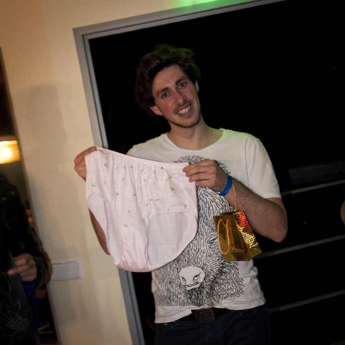 Lola běží ke křtu desky dostala XXXL kalhotky 