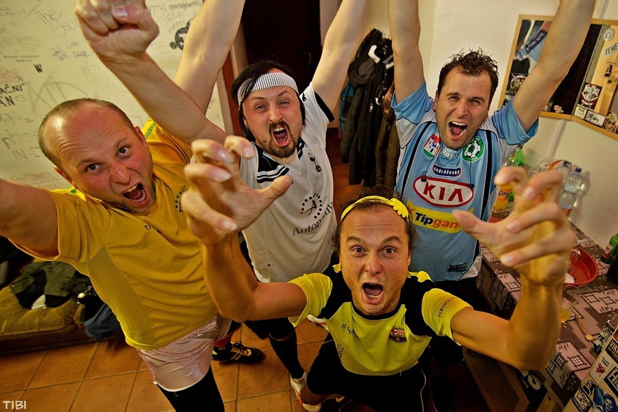 Love Gangsters si v českobudějovickém Velbloudu zahráli na fotbalisty