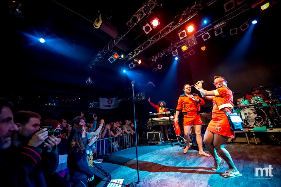 Lucerna Music Bar přivítal bláznivé Monkey Business ve stylu Baywatch