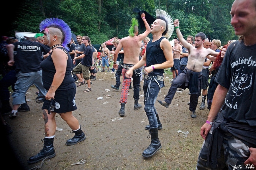 Old punx fest s plnoletými kapelami Visací zámek, Plexis, E!E nebo Slobodná Európa