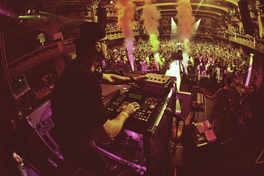 Plná Lucerna, na pódiu domácí rapperská smetánka: DJ Wich slavil 15 let na scéně