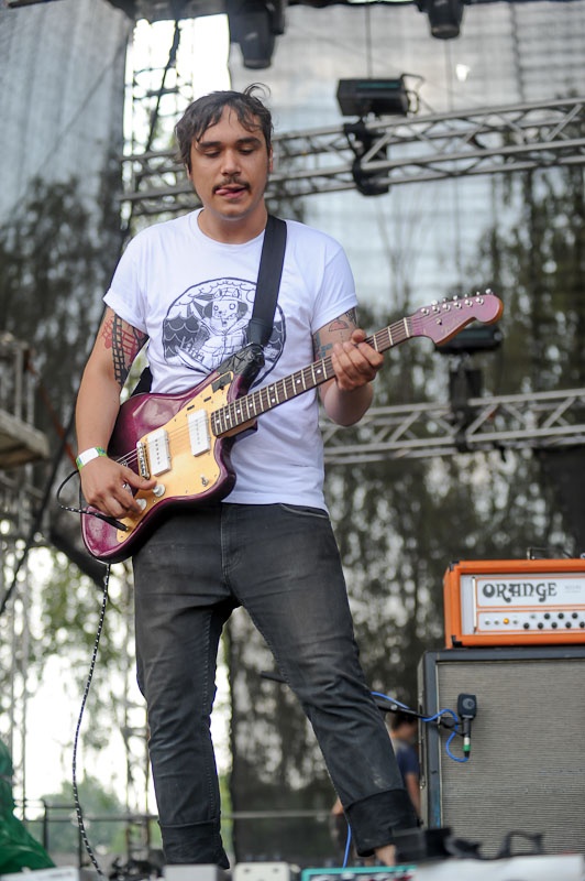 Rock For People den II.: The Kooks, party na záchodcích a DJ Skrillex, kterého bouřka nezastrašila