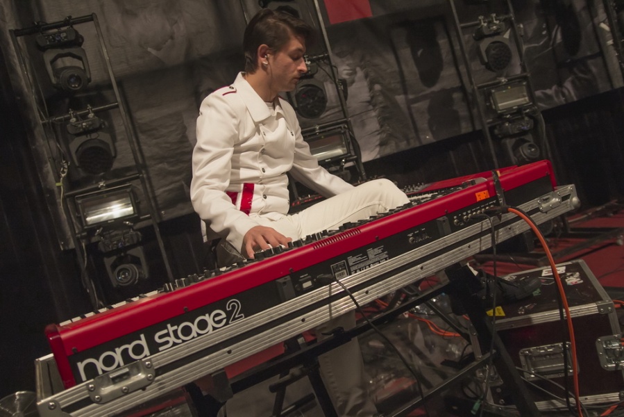 Siluety mezi konfetami a podpisy na pupík: Mandrage dorazili na Kladno