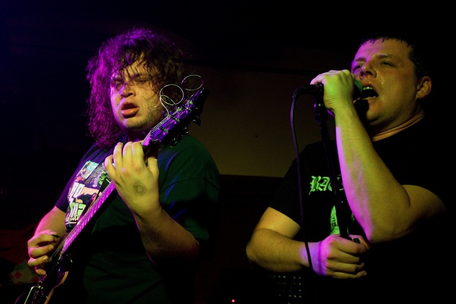 Snowpunx Orkestra přivezli do Českých Budějovic nálož coverů, doplnili je The Trust
