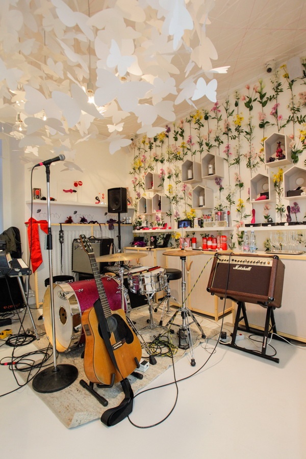 Support Lesbiens pokřtili klip v prodejně s erotickými pomůckami