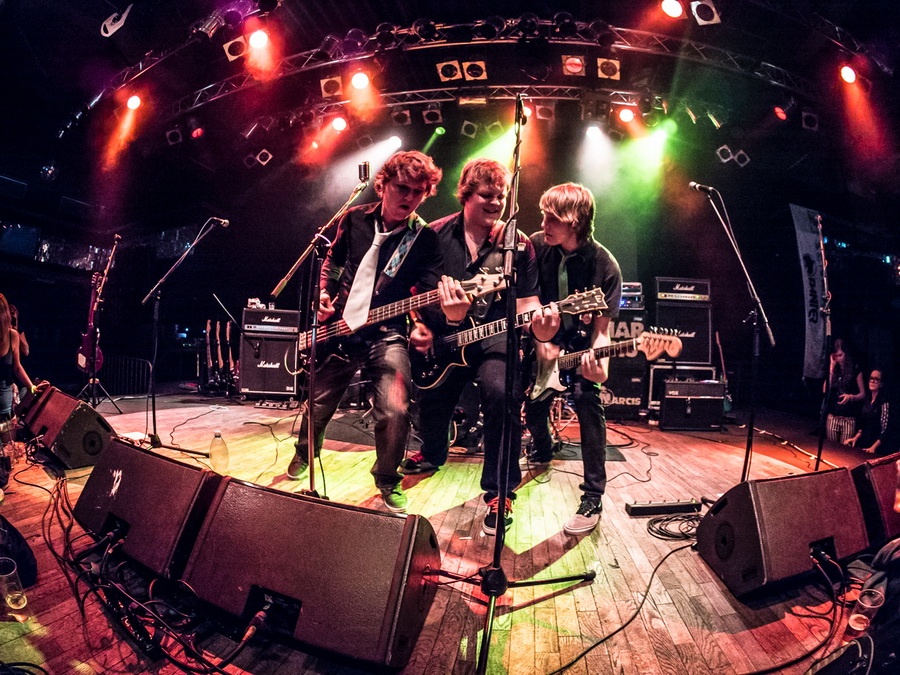 Tohle je rock'n'roll, vy buzny, znělo Lucerna Music Barem. Křtily Rybičky 48