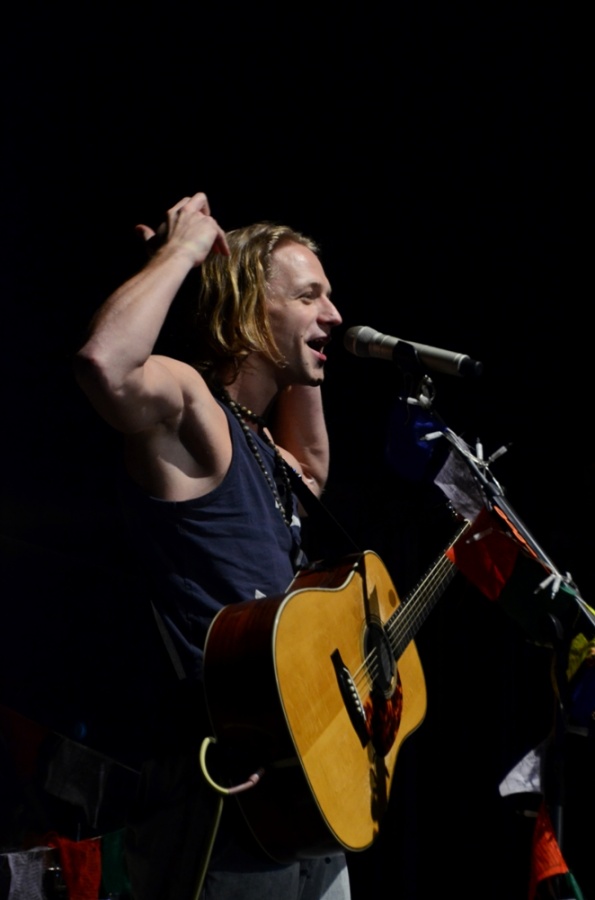 Tomáš Klus měl chřipku, ale Forum Karlín nakazil jen skvělou náladou