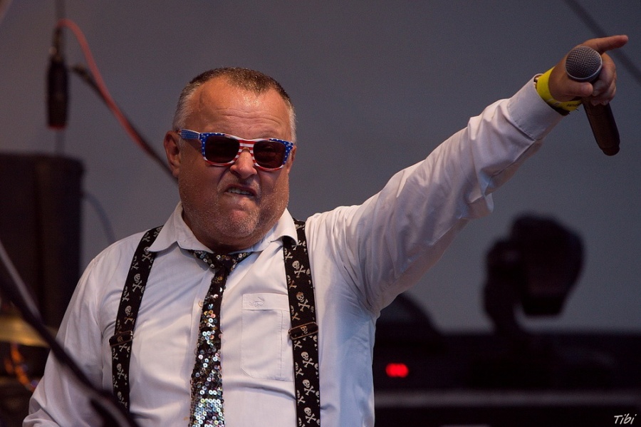 Tři sestry v Píseckém letňáku zakončili letní turné. Fanánek házel botou z protézy