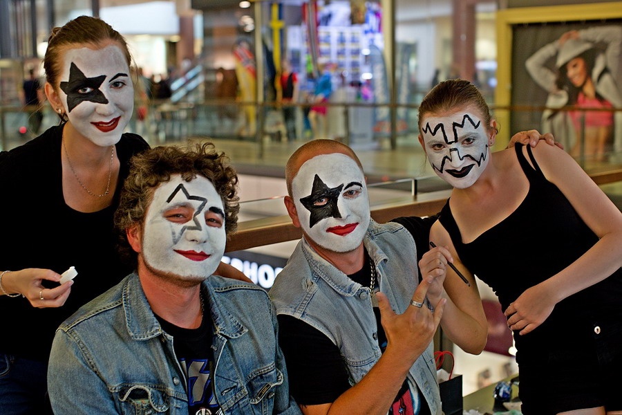 Vyplazené jazyky, lasery, krev: do Česka se vrátili Kiss