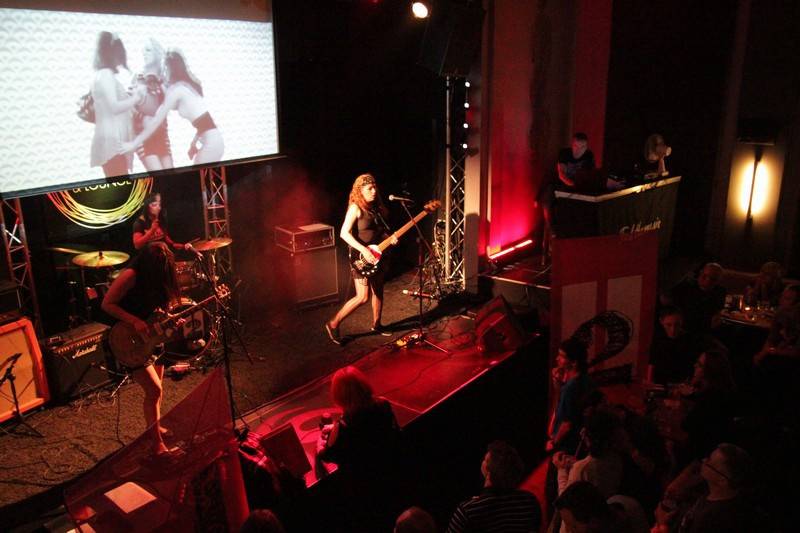 K2 pokřtily novou desku v pražském klubu La Loca, byli u toho Petr Kolář nebo Pepa Bolan 