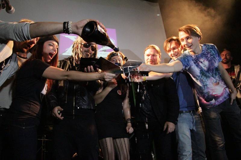 K2 pokřtily novou desku v pražském klubu La Loca, byli u toho Petr Kolář nebo Pepa Bolan 