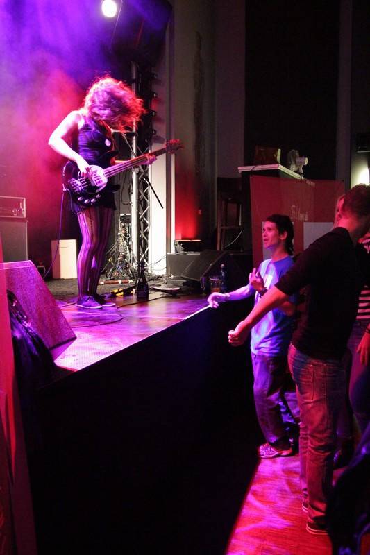 K2 pokřtily novou desku v pražském klubu La Loca, byli u toho Petr Kolář nebo Pepa Bolan 