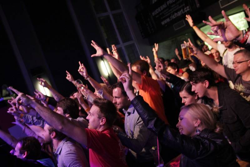 K2 pokřtily novou desku v pražském klubu La Loca, byli u toho Petr Kolář nebo Pepa Bolan 