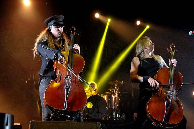 Apocalyptica v Praze: bouřlivá souhra smyčců druhým objektivem