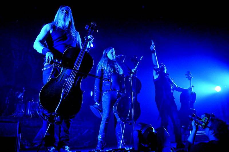 Apocalyptica v Praze: bouřlivá souhra smyčců druhým objektivem