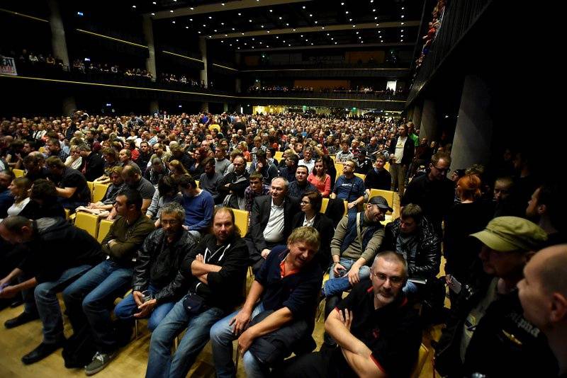 Joe Satriani a Dan Patlansky byli hvězdami kytarového večírku ve Foru Karlín