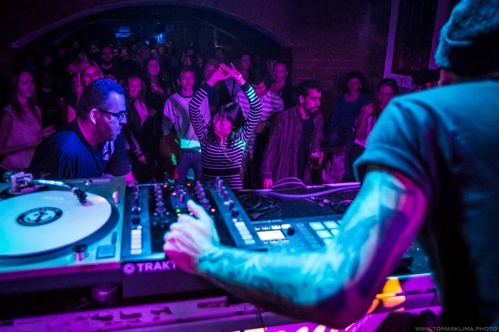 Narozeniny se Chapeau Rouge slavili N.O.H.A. i Smrtislav