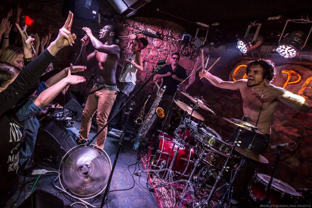 Narozeniny se Chapeau Rouge slavili N.O.H.A. i Smrtislav