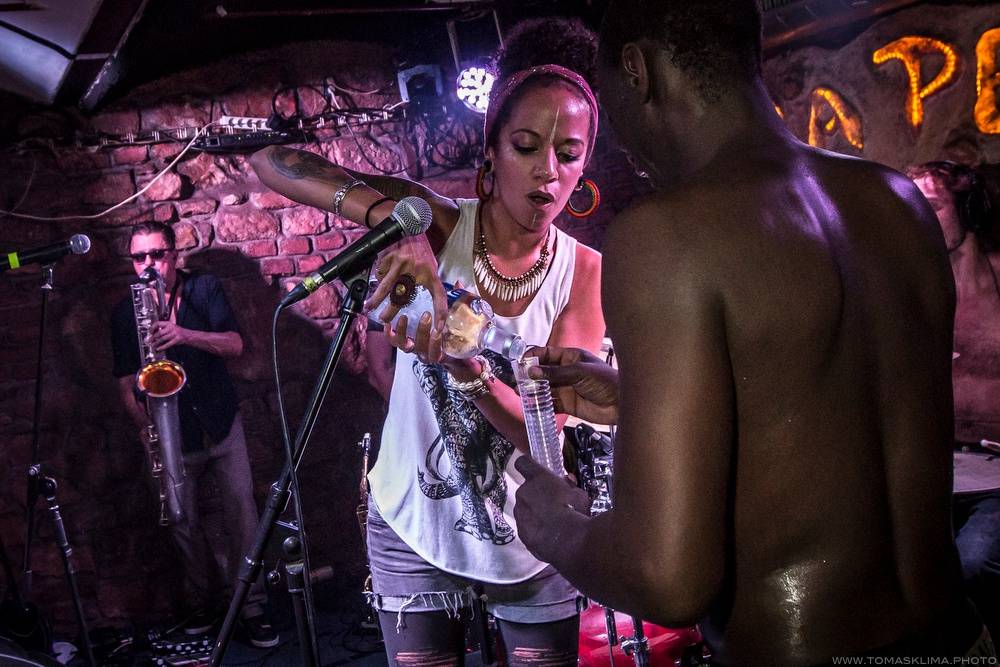 Narozeniny se Chapeau Rouge slavili N.O.H.A. i Smrtislav