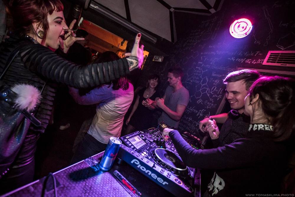 Narozeniny se Chapeau Rouge slavili N.O.H.A. i Smrtislav