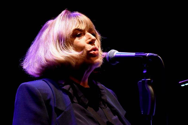 Nesmrtelná Marianne Faithfull slavila v Praze 50 let na scéně