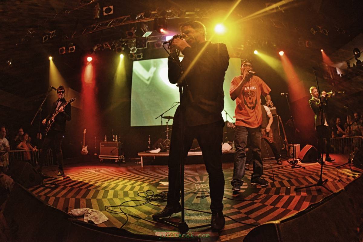 Dub Pistols pálili v Lucerna Music Baru ostrými náboji