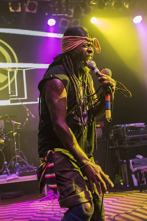 Asian Dub Foundation rozproudili krev v pražském Lucerna Music Baru